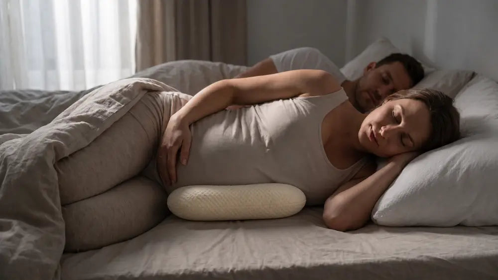 Couple endormi, le coussin Cocon laisse sa place au conjoint